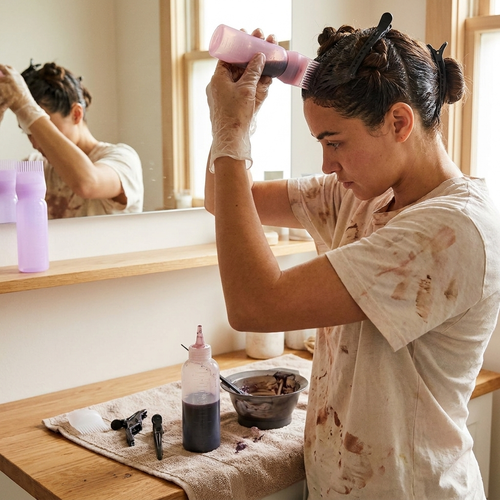Hair dye applicator bottle comb in use